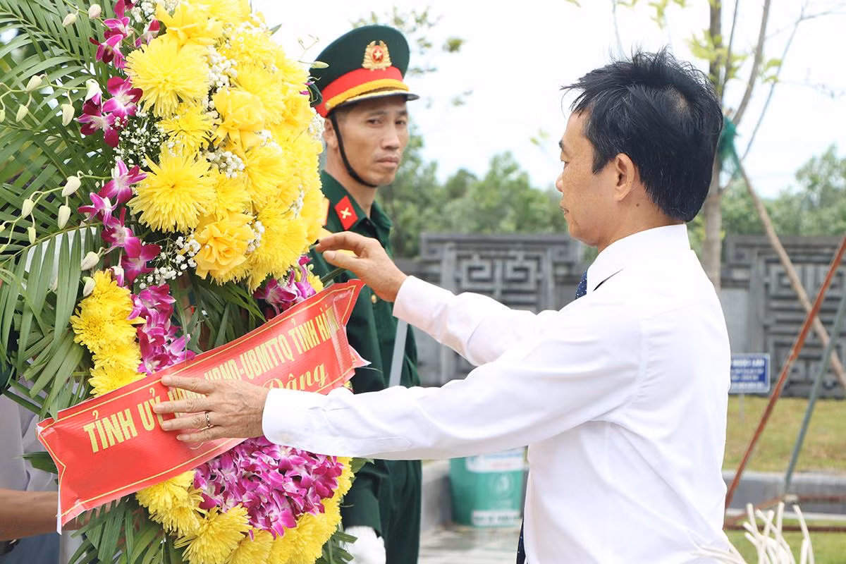 Phó Bí thư Thường trực Tỉnh ủy Trần Thế Dũng dâng hoa lên phần mộ cố Tổng Bí thư Hà Huy Tập.