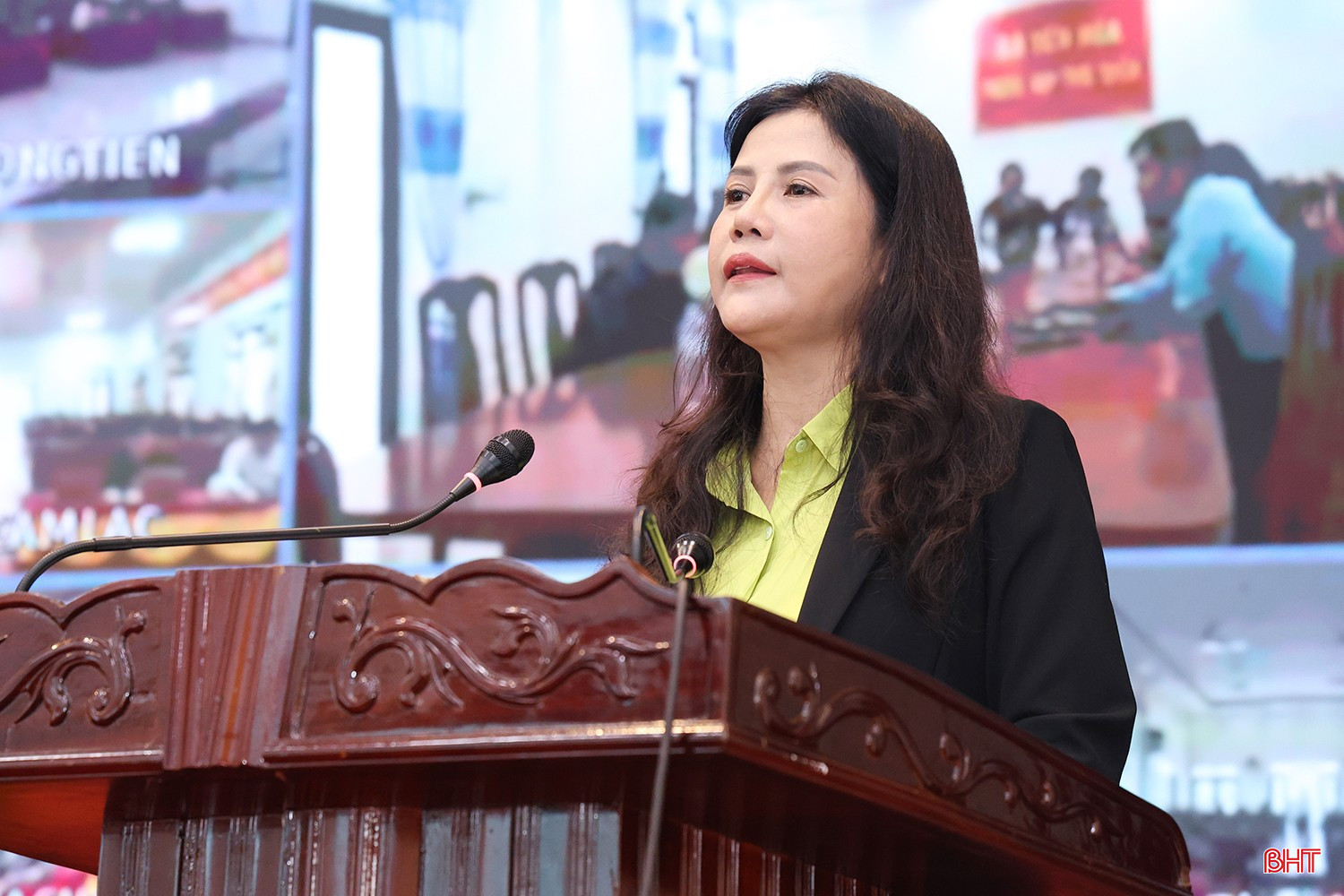 Bà Nguyễn Thị Hạnh - Giám đốc HTX Dịch vụ chế biến nông sản Hạnh Cường trình bày chương trình hành động.