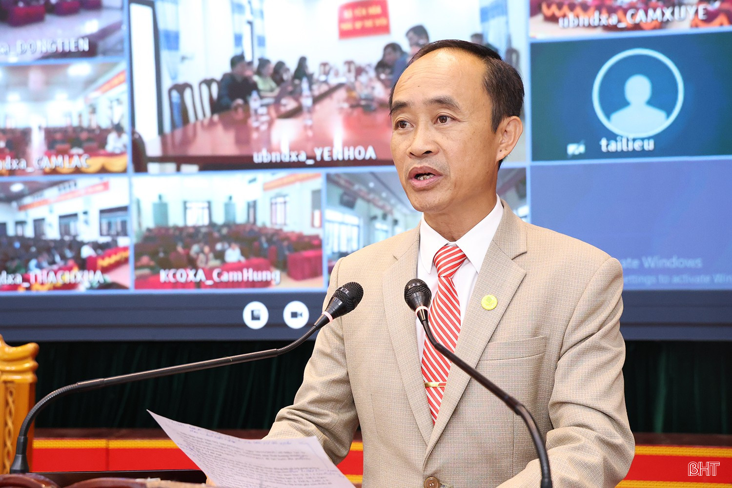 Cử tri Nguyễn Viết Sơn - Hiệu trưởng Trường Tiểu học Cẩm Thành kiến nghị Quốc hội sớm triển khai chính sách hỗ trợ giáo viên, tăng chế độ đãi ngộ cho đội ngũ cán bộ hành chính, cô nuôi trong lĩnh vực giáo dục; đầu tư đồng bộ về cơ sở vật chất để đáp ứng yêu cầu dạy học mới.