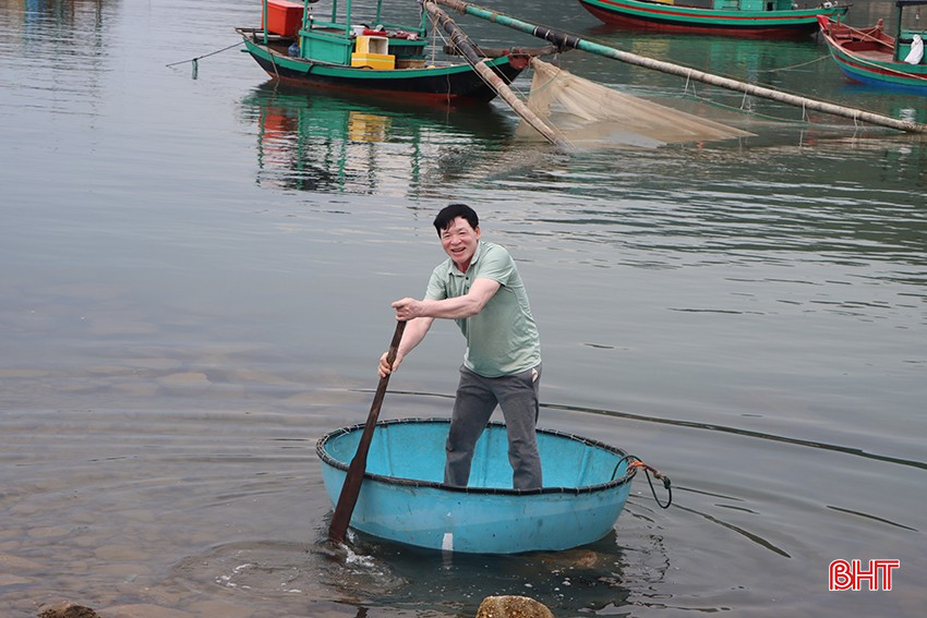 Do luồng lạch cạn, ngư dân Nguyễn Tâm Vinh ở thôn Xuân Nam , xã Cẩm Nhượng phải di chuyển bằng thuyền thúng ra tàu thuyền đậu xa cách bờ hơn 400m. bqbht_br_a3.jpg