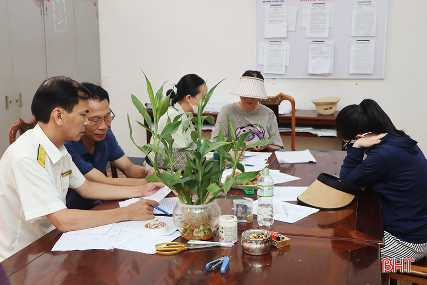 Cán bộ thuế tuyên truyền cho hộ kinh doanh ở chợ TP Hà Tĩnh về quy định kê khai thuế. bqbht_br_7209.jpg