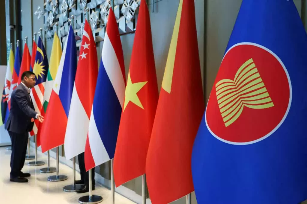 Cộng đồng ASEAN được xây dựng trên những trụ cột nào?
