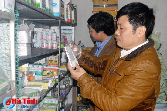 Đoàn Thanh tra niêm phong số hàng quá hạn sử dụng của ông Trần Thanh Chắt, thôn 6, Cẩm Thăng (Cẩm Xuyên).