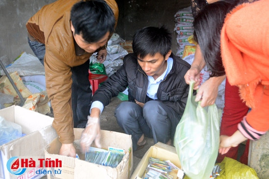 Đoàn thanh tra liên ngành kiểm tra các cơ sở SXKD vật tư nông nghiệp.