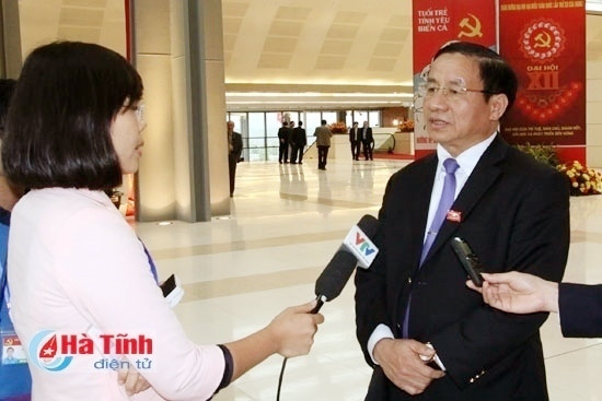 Bí thư Tỉnh ủy - Chủ tịch UBND tỉnh Lê Đình Sơn trả lời phỏng vấn báo chí bên lề Đại hội