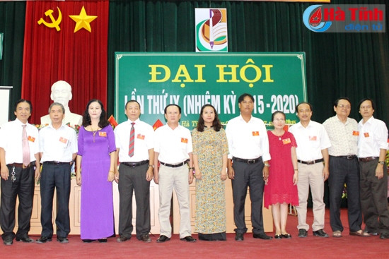 Mỗi kỳ đại hội, Hội Liên hiệp VHNT Hà Tĩnh đều ghi nhận cống hiến của những hội viên xuất sắc. Tuy nhiên, việc thiếu vắng các tác phẩm văn chương có tầm vẫn là vấn đề nhiều hội viên trăn trở. Trong ảnh: BCH Chi hội Nhà văn Việt Nam tại Hà Tĩnh nhiệm kỳ 2015-2020 ra mắt đại hội.