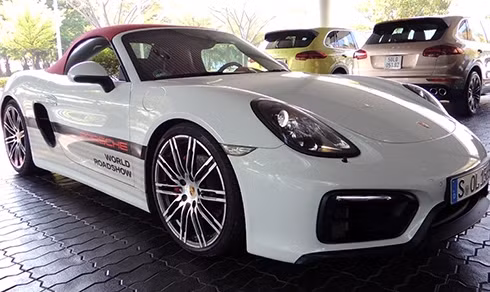 Chiếc xe Porsche Boxster GTS trên đường phố Sài Gòn.