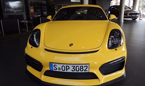 Chiếc Porsche GT4 với nước sơn màu vàng đặc trưng của hãng xe Đức.