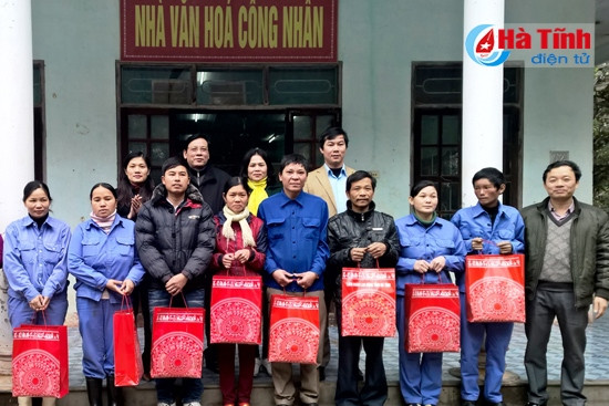 Đoàn trao quà cho công nhân có hoàn cảnh khó khăn tại các đơn vị trực thuộc Tổng Công ty Khoáng sản và Thương mại Hà Tĩnh. Đoàn trao quà cho công nhân có hoàn cảnh khó khăn tại các đơn vị trực thuộc Tổng Công ty Khoáng sản và Thương mại Hà Tĩnh.