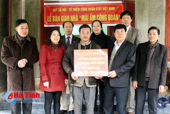 Trao nhà Mái ấm Công đoàn do Quỹ xã hội - Từ thiện Công đoàn ngành GTVT Việt Nam hỗ trợ cho đoàn viên Biện Văn Anh (Công ty quản lý và xây dựng công trình giao thông Hà Tĩnh) Trao nhà Mái ấm Công đoàn do Quỹ xã hội - Từ thiện Công đoàn ngành GTVT Việt Nam hỗ trợ cho đoàn viên Biện Văn Anh (Công ty quản lý và xây dựng công trình giao thông Hà Tĩnh)