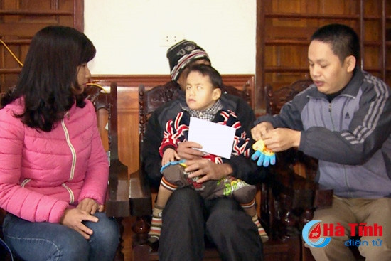 Đoàn trao quà cho gia đình một trường hợp khiếm thị ở huyện Thạch Hà Đoàn trao quà cho gia đình một trường hợp khiếm thị ở huyện Thạch Hà