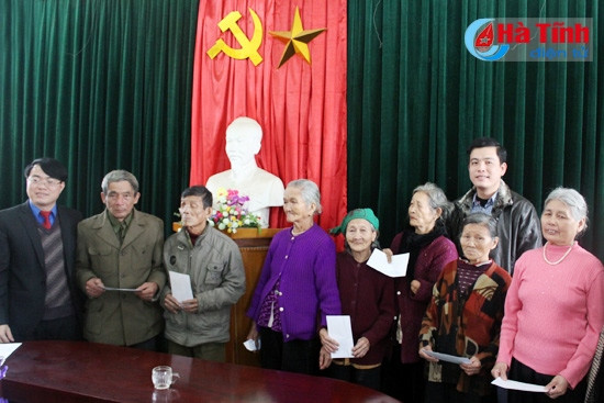 Nhiều hoạt động tặng quà Tết cho CNLĐ, người nghèo ảnh 6 Nhiều hoạt động tặng quà Tết cho CNLĐ, người nghèo ảnh 6