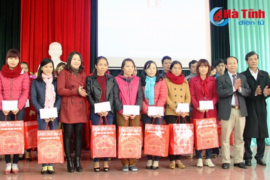 Trao quà cho CNLĐ có hoàn cảnh khó khăn tại các đơn vị trực thuộc LĐLĐ thị xã Kỳ Anh. Trao quà cho CNLĐ có hoàn cảnh khó khăn tại các đơn vị trực thuộc LĐLĐ thị xã Kỳ Anh.