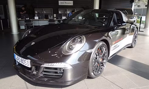 Siêu phẩm Porsche 911 Targa 4 GTS tại Sài Gòn.
