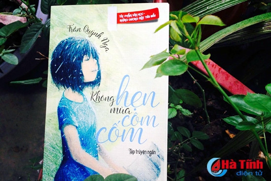 Việc các tác giả "cô độc" trong phát hành tác phẩm của mình cũng dẫn đến tình trạng thiếu hụt các tác phẩm văn chương hiện nay. Trong ảnh: "Không hẹn mùa côm cốm", tập truyện ngắn thứ 3 mà Trần Quỳnh Nga tự liên hệ để xuất bản.