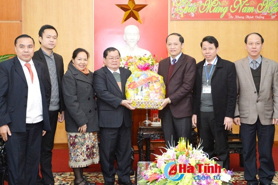 Tổng Lãnh sự quán Lào tặng quà, chúc tết lãnh đạo và nhân dân tỉnh Hà Tĩnh...