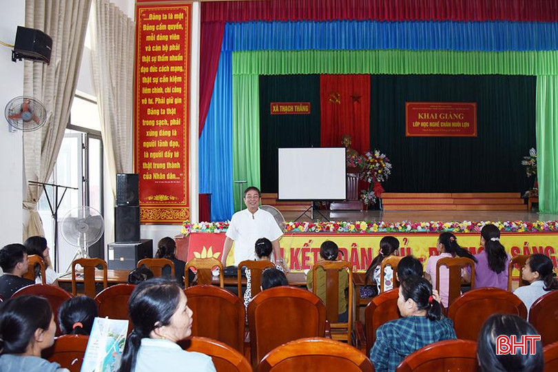 Khai giảng lớp học nghề chăn nuôi lợn ở xã Thạch Thắng tháng 8/2024.