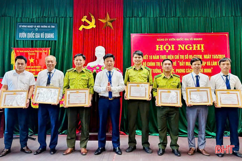 Anh Toán (thứ 3 từ phải sang) thường xuyên được tập thể ghi nhận, vinh danh.