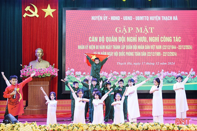 Chương trình văn nghệ tại buổi gặp mặt.