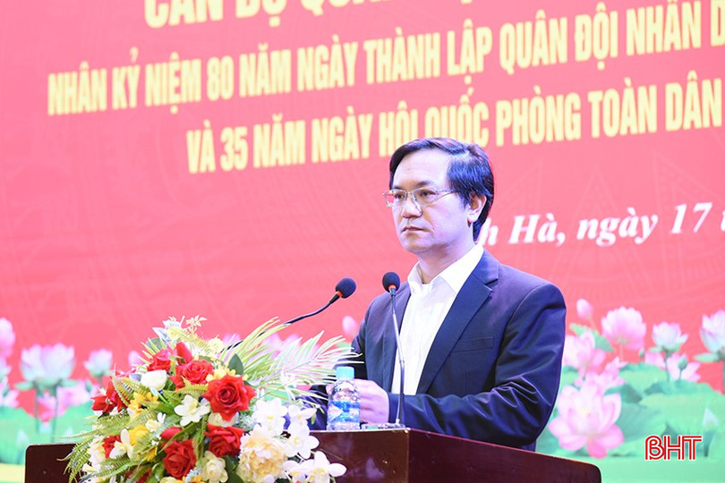 Phó Chủ tịch UBND huyện Nguyễn Bá Hà báo cáo tình hình kinh tế - xã hội huyện Thạch Hà.