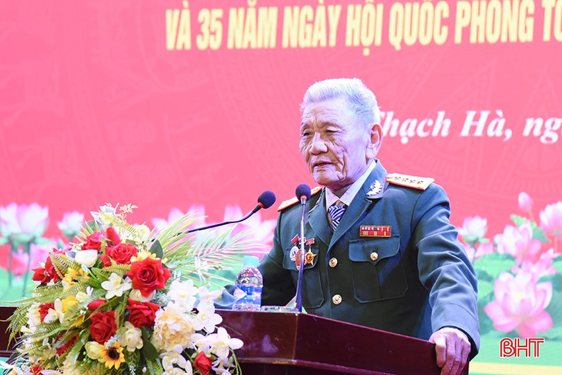 Ông Nguyễn Viết Thoại - nguyên Chỉ huy trưởng Ban Chỉ huy Quân sự huyện Thạch Hà ôn lại kỷ niệm những năm tháng công tác đã qua.