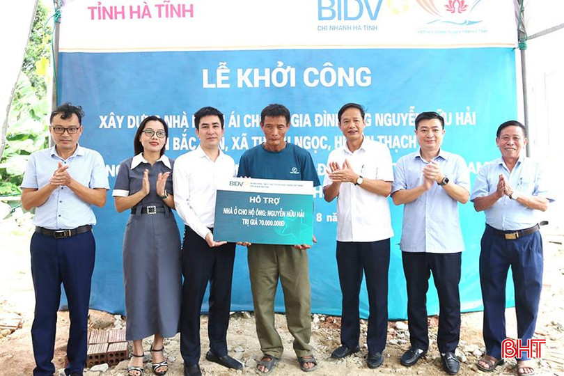 Đại diện lãnh đạo Ủy ban MTTQ các cấp và nhà tài trợ trao biểu trưng hỗ trợ xây dựng nhà cho gia đình ông Hải.