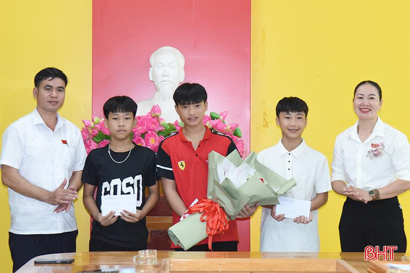 Lãnh đạo xã Thạch Mỹ (Lộc Hà) tặng quà biểu dương và cảm ơn các nam sinh.