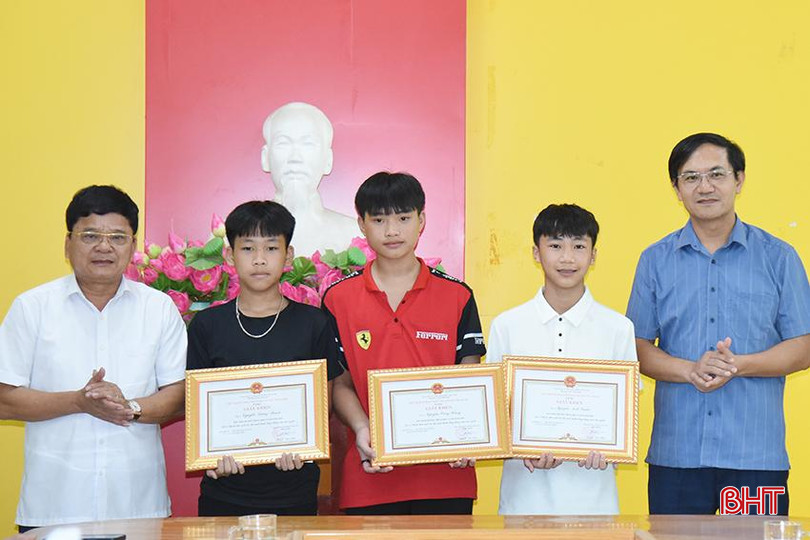 Lãnh đạo huyện Thạch Hà tặng giấy khen cho các nam sinh.