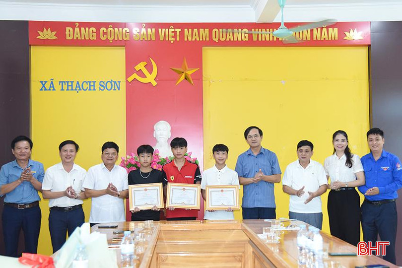 Các phòng, ngành, đoàn thể huyện Thạch Hà và xã Thạch Sơn tặng quà biểu dương các em học sinh.