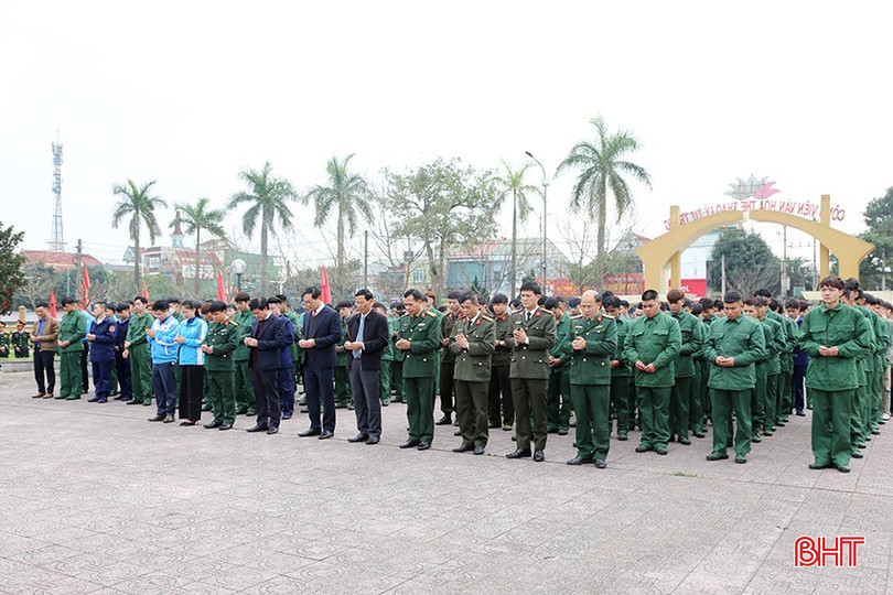 Các đồng chí lãnh đạo huyện và các tân binh đã dâng hương tại tượng đài anh hùng Lý Tự Trọng.