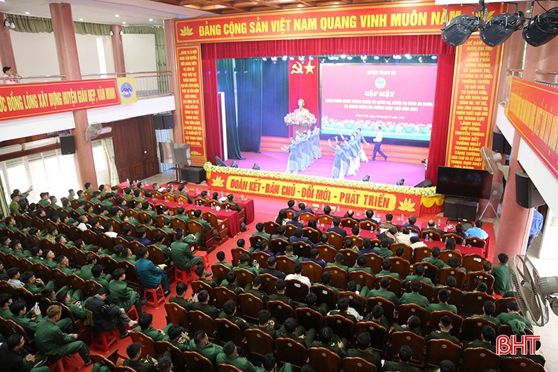 Đại biểu theo dõi chương trình văn nghệ.