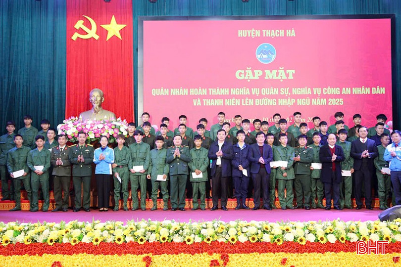 Lãnh đạo huyện Thạch Hà tặng quà động viên các quân nhân hoàn thành nghĩa vụ quân sự, nghĩa vụ công an nhân dân tại ngũ trở về địa phương và thanh niên lên đường nhập ngũ năm 2025.