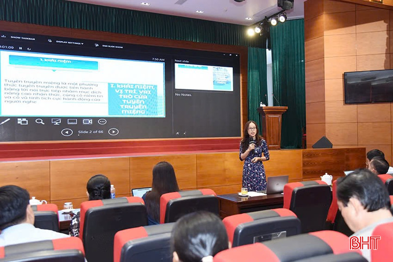 TS Đinh Thị Thanh Tâm, giảng viên Học viện Báo chí và Tuyên truyền trực tiếp trao đổi chuyên đề tập huấn báo cáo viên tuyên truyền miệng.
