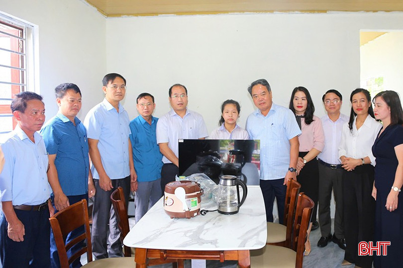 Trưởng ban Nội chính Tỉnh ủy Nguyễn Đình Hải và đại biểu trao nhà, tặng các thiết bị gia dụng cho hộ khó khăn tại xã Toàn Lưu.