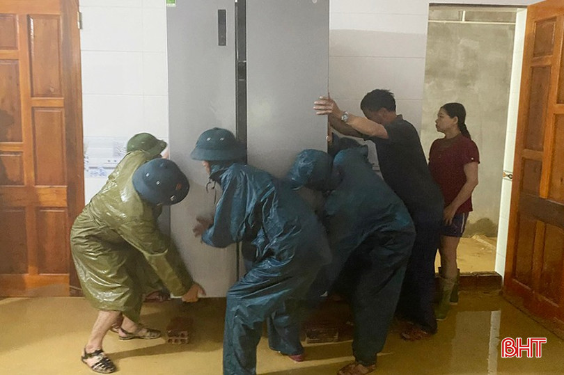 Bên cạnh đó, để đảm bảo hạn chế thấp nhất thiệt hại tài sản của Nhân dân, các lực lượng đang nỗ lực kê cao đồ đạc...