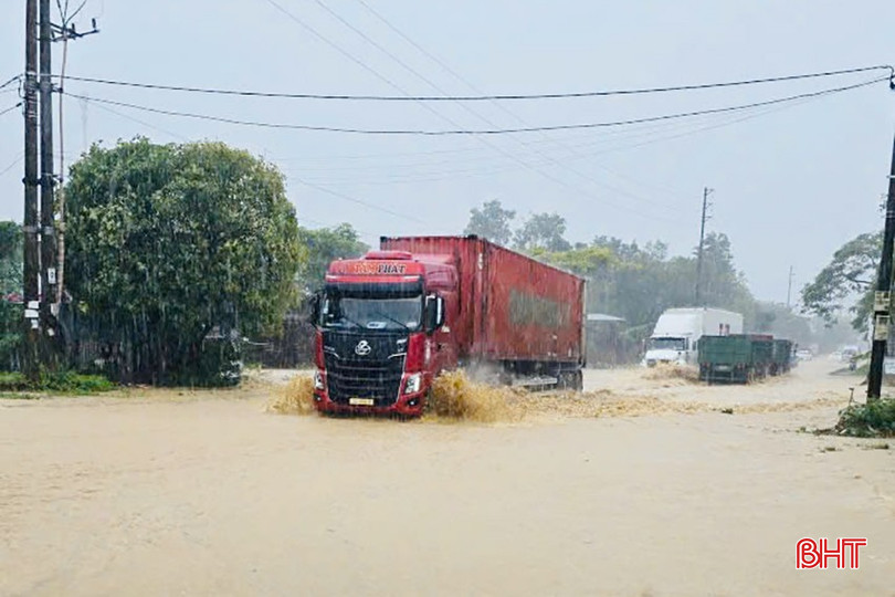 Trên địa bàn xã Hương Khê, sáng nay ghi nhận mưa lớn và nước lũ lên nhanh khiến nhiều tuyến đường chính, đường ở các khu dân cư nước bắt đầu dâng ngập. Tuyến đường mòn Hồ Chí Minh đoạn qua khu vực trung tâm xã Hương Khê ngập cục bộ; nhiều tuyến đường trong khu dân cư ở xã Hương Khê nước đang lên nhanh.