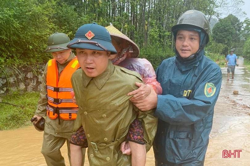 Tại xã Hương Xuân, nước đã ngập băng một số tuyến đường. Ngoài ra, ở thôn Thuận Hòa (xã Hương Xuân), mưa to đã khiến nước trên đồi núi cao chảy xuống tràn vào nhà nhiều hộ dân, nguy cơ sạt lở cao.