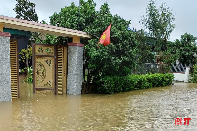 Một số nhà dân vùng trũng thấp ở xã Thạch Xuân đã bị nước tràn vào nhà.