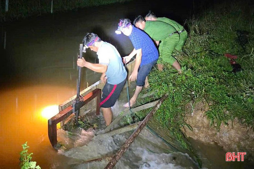 Ngay trong đêm, các cán bộ UBND xã và Công an xã Việt Xuyên đã nhanh chóng có mặt, phối hợp cùng cán bộ thôn, người dân tập trung xử lý sự cố vỡ cống.