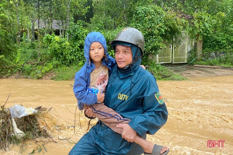 Trước tình hình đó, chính quyền xã Hương Xuân đã bám sát địa bàn, tiến hành di dời 21 hộ dân với 71 nhân khẩu thuộc thôn Thuận Hòa đến các nhà cao, an toàn. Các em nhỏ, người già được ưu tiên di dời trước...