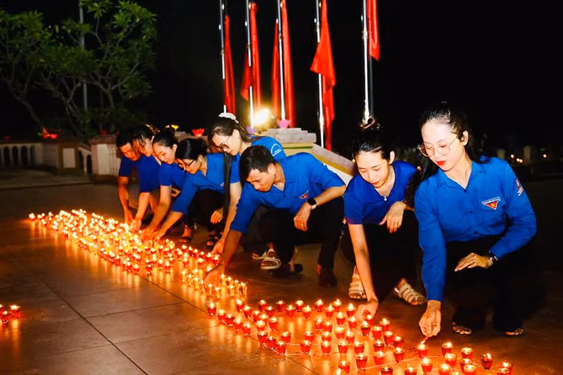 Hàng ngàn ngọn nến lung linh được các ĐVTN thắp lên bằng lòng thành kính cùng những nén hương thơm và đoá hoa tươi thắm để dâng lên các anh hùng liệt sĩ đã anh dũng hy sinh vì sự nghiệp xây dựng và bảo vệ Tổ quốc.