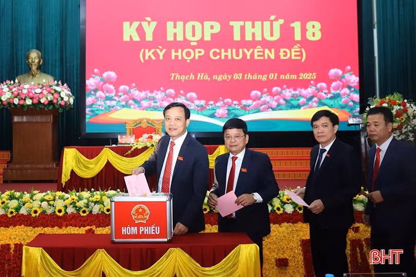 Đại biểu HĐND huyện Thạch Hà bỏ phiếu kiện toàn các chức danh chủ chốt của HĐND và UBND huyện.