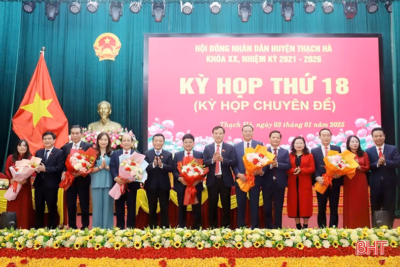 Lãnh đạo tỉnh chúc mừng Chủ tịch, các Phó Chủ tịch HĐND huyện; Trưởng ban, Phó Trưởng ban Kinh tế - Xã hội; Trưởng ban Pháp chế HĐND huyện khóa XX nhiệm kỳ 2021-2026.