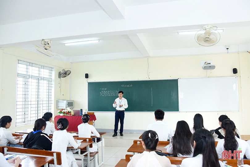 Thầy Nam luôn có phương pháp đổi mới, sáng tạo và cách truyền tải dễ hiểu đến học sinh, sinh viên.