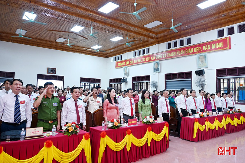 Đại biểu thực hiện nghi thức chào cờ.