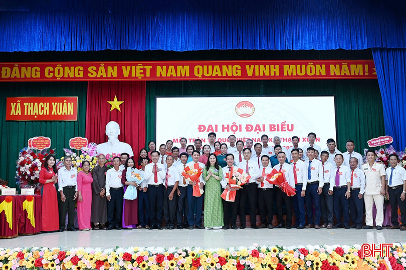 Đại biểu tỉnh và địa phương tặng hoa chúc mừng các Ủy viên Ủy ban MTTQ Việt Nam xã Thạch Xuân nhiệm kỳ 2025 - 2030.