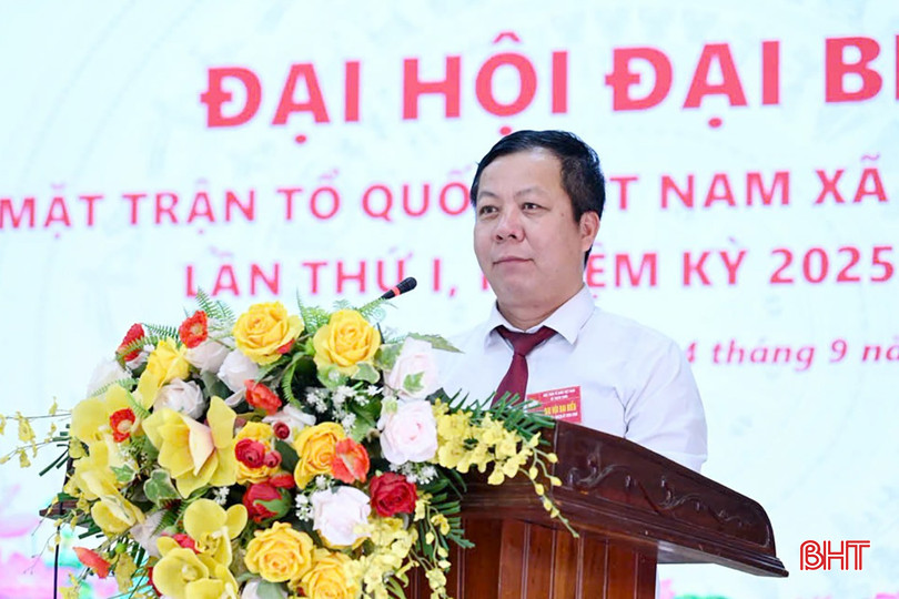 Chủ tịch Ủy ban MTTQ xã Thạch Xuân Nguyễn Xuân Trường trình bày dự thảo báo cáo chính trị.