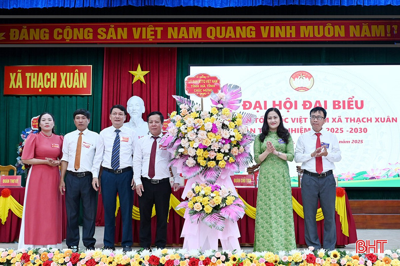 Đoàn công tác Ủy ban MTTQ tỉnh tặng hoa chúc mừng Đại hội đại biểu MTTQ xã Thạch Xuân.