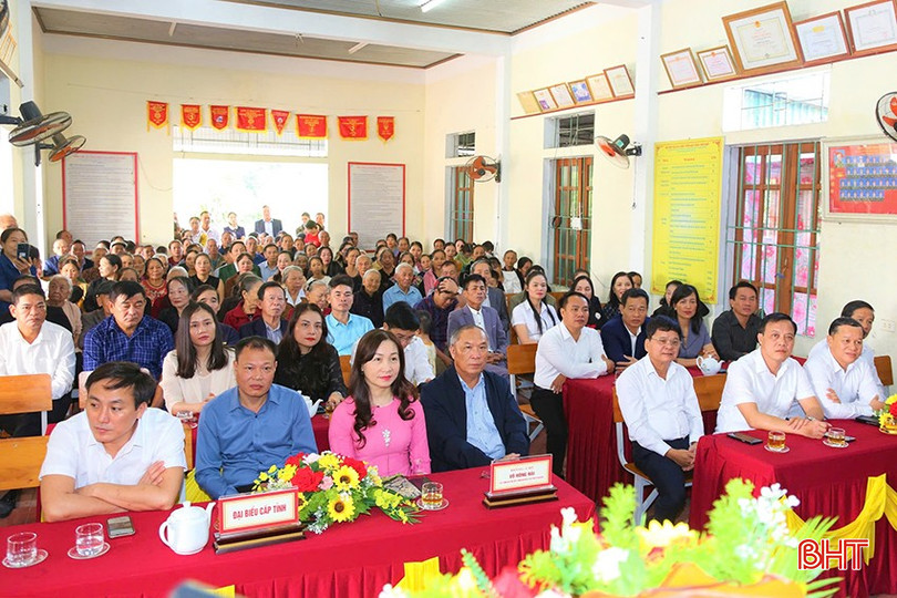 Đông đảo đại biểu và người dân vui ngày hội đại đoàn kết tại thôn Nam Giang.