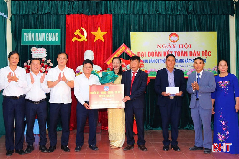 ... và lãnh đạo huyện Thạch Hà tặng quà chúc mừng cán bộ, Nhân dân thôn Nam Giang.